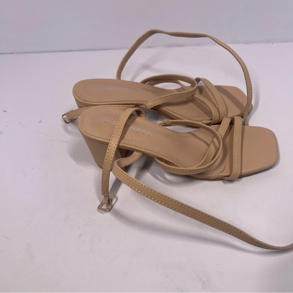 Berness Women's Tan Strappy Heels Size 6 - Picture 3 of 7